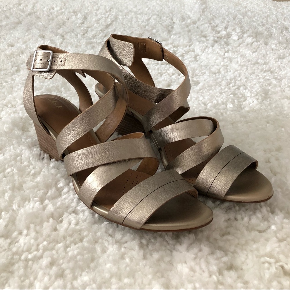 Clarks Artisan Strappy Sandal Metallic Gold Sz 10
